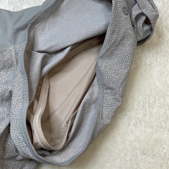 lululemon Speed Short Freckle Flower - Seal Grey Size 10 - Picture 8 of 11